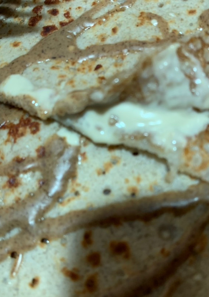 Una foto de Crepes de avena y sarraceno con chocolate blanco s/a y crema de avellana🫔🫔
