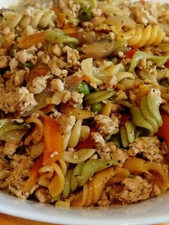 Una foto de Espirales con vegetales, verduras y picada de pollo al wok