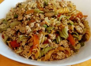 Una foto de Espirales con vegetales, verduras y picada de pollo al wok