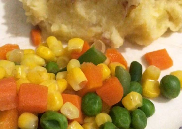 Bagaimana Menyiapkan Creamy Mashed Potato with Mix Vegetables, Enak