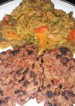 Una foto de Hamburguesas caseras con salteado de verduras!