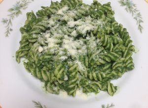 Una foto de Pasta Fusilli en Salsa Pesto Espinaca Albahaca!