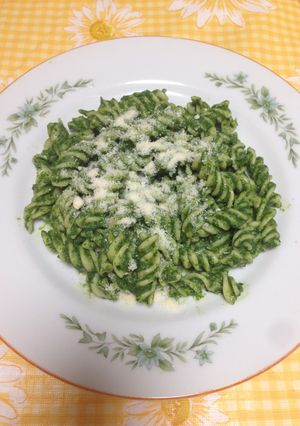 Una foto de Pasta Fusilli en Salsa Pesto Espinaca Albahaca!