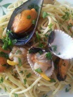 Una foto de Espaguetis con berberechos y mejillones