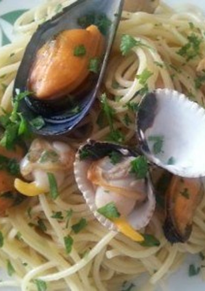 Una foto de Espaguetis con berberechos y mejillones
