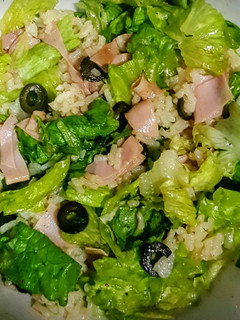 Una foto de Ensalada de arroz con aceitunas y jamón york