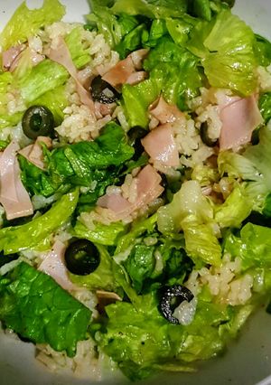 Una foto de Ensalada de arroz con aceitunas y jamón york