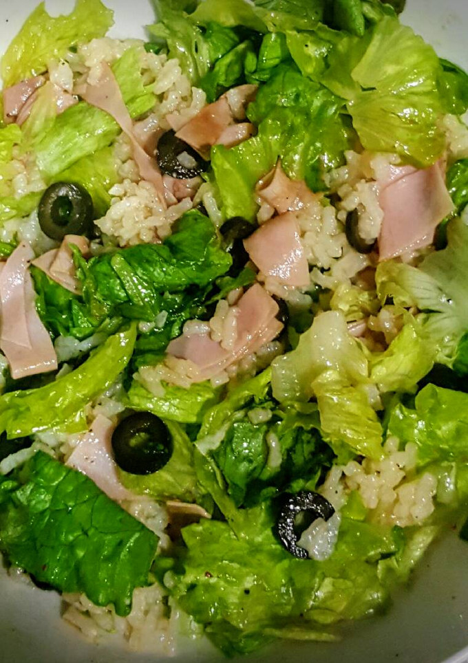 Una foto de Ensalada de arroz con aceitunas y jamón york