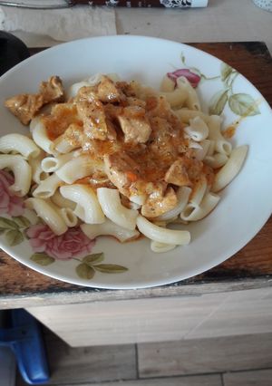 Tejfölös csirkepörkölt tésztával recept fotója