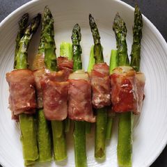 A picture of Asparagus with Bacon.