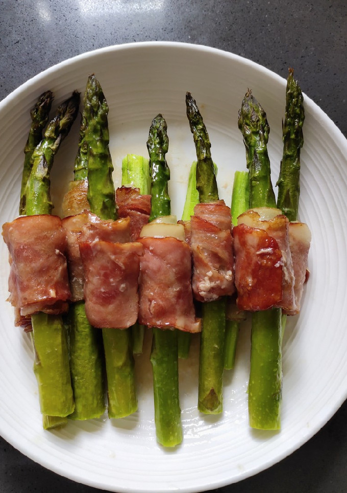 A picture of Asparagus with Bacon.