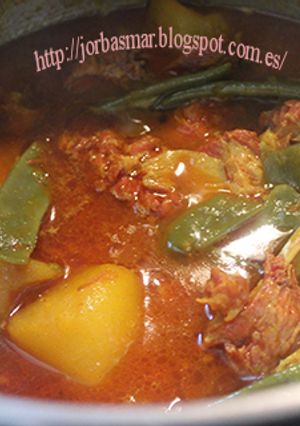 Una foto de Costillas picantes con patatas, alcachofas y judias