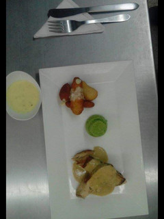 Una foto de Pollo en crema y puré de arveja