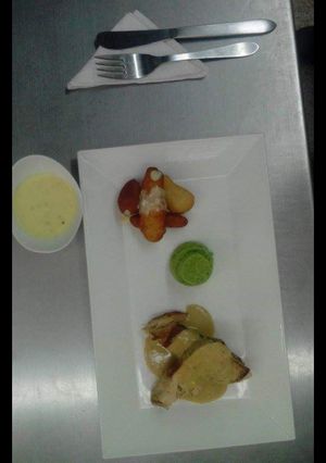 Una foto de Pollo en crema y puré de arveja