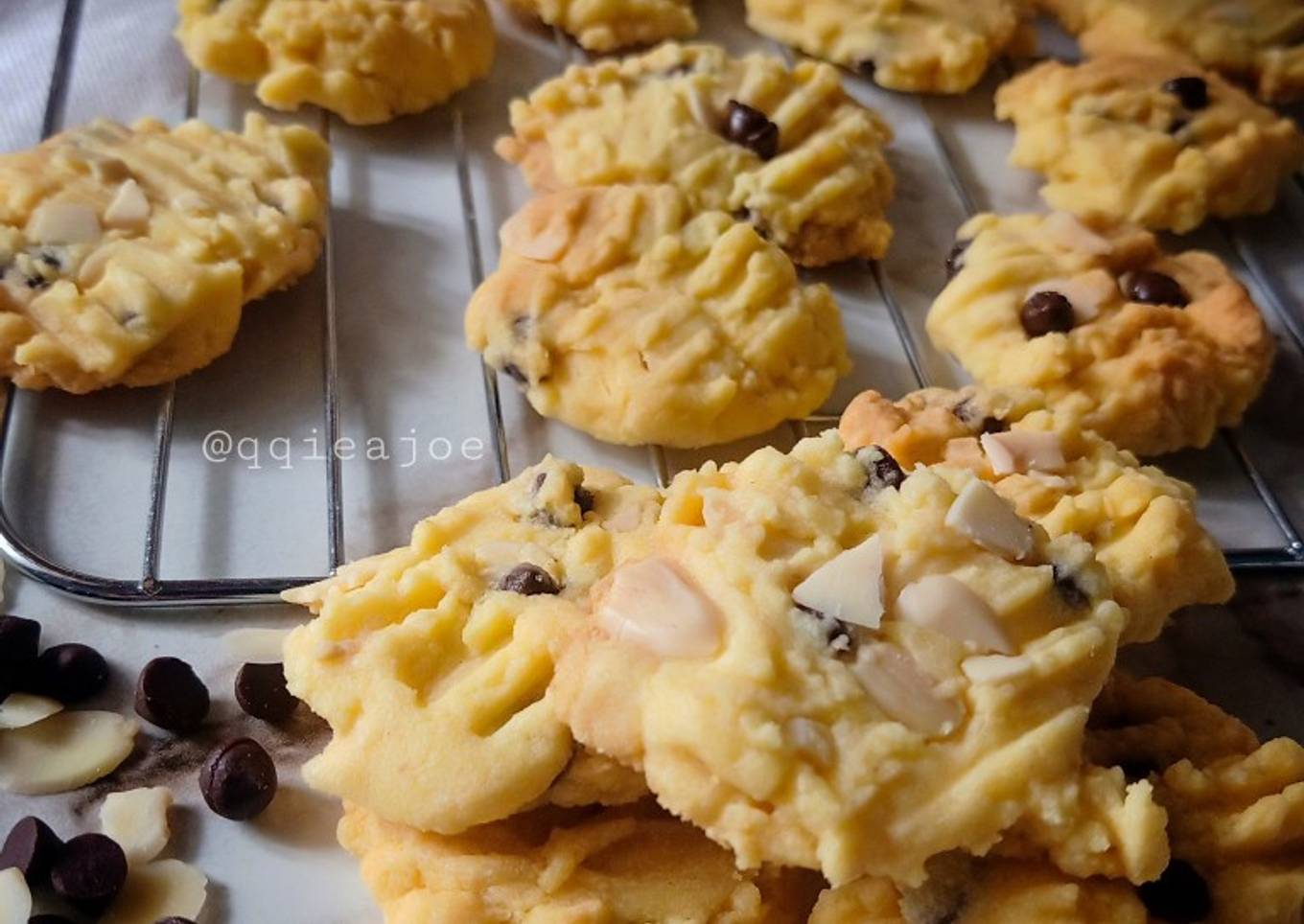 Langkah Mudah untuk Menyiapkan Almond Choco Cookies yang Sempurna