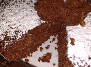 Una foto de Torta de chocolate con banano y avena