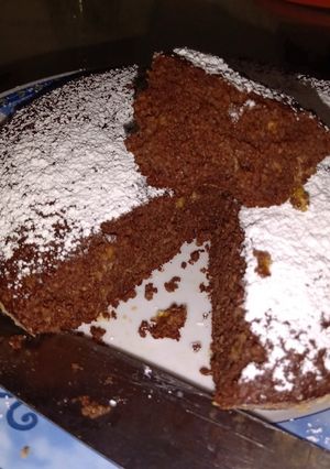 Una foto de Torta de chocolate con banano y avena
