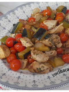 Una foto de Pollo salteado con calabacín