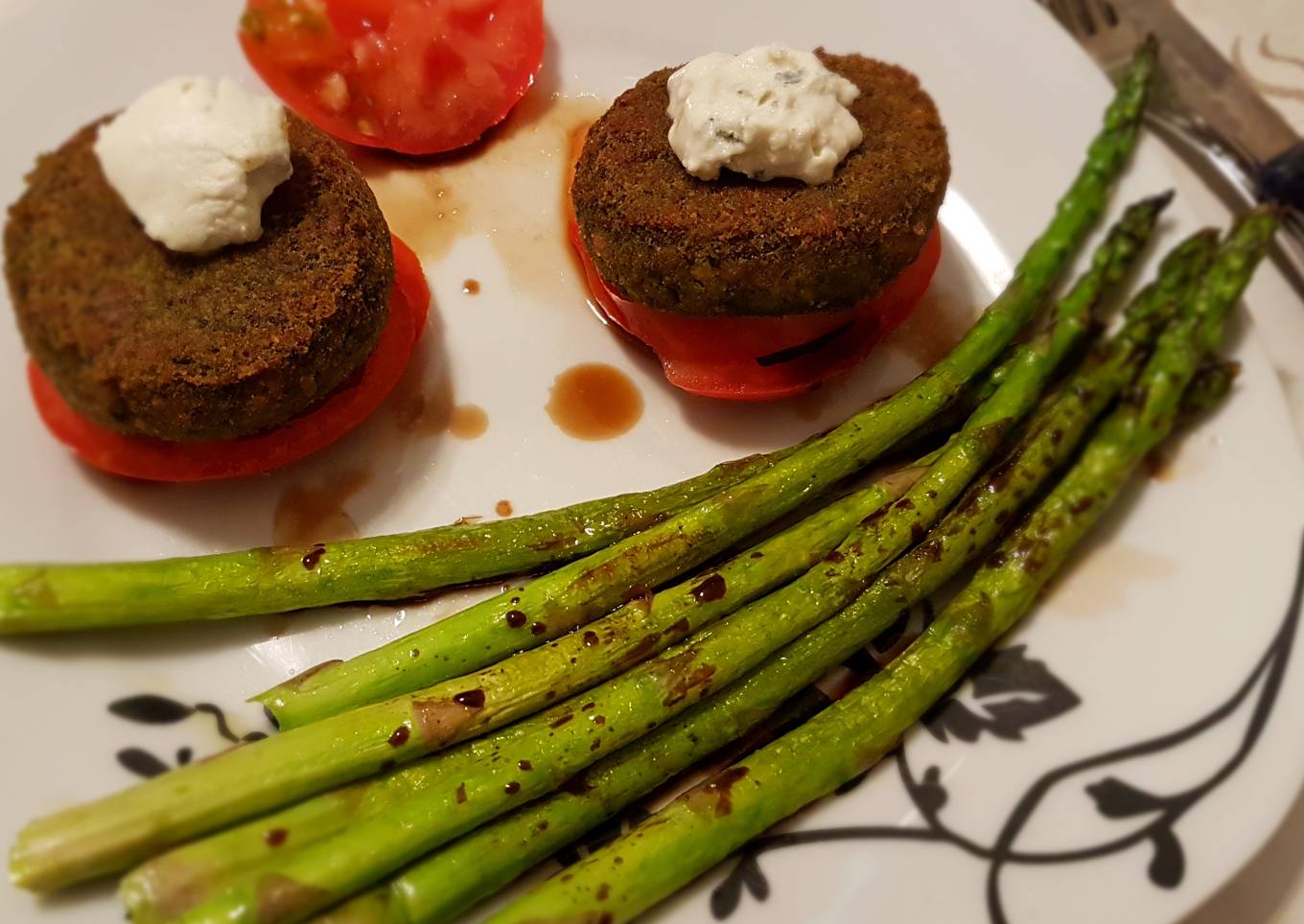 Hamburguesas de espinacas y guisantes con trigueros, salsa de queso, y tomate