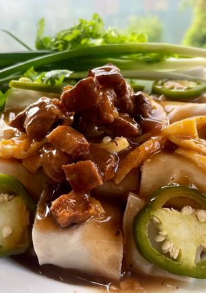 รูปของ ปอเปี๊ยะสด(เลียนสูตรคุณ Areerat Nernnam) เปลี่ยนปูโรยหน้าด้วยหมูเห็ดหอมย้อนวัยเด็ก🧄🌶️🫚