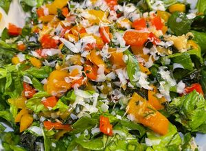 Una foto de 🥗 ENSALADA DE COLORES CON QUESO PECORINO🧀🥬🫑