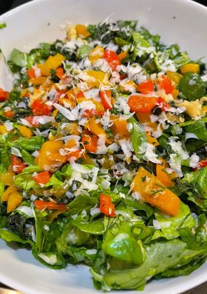 Una foto de 🥗 ENSALADA DE COLORES CON QUESO PECORINO🧀🥬🫑
