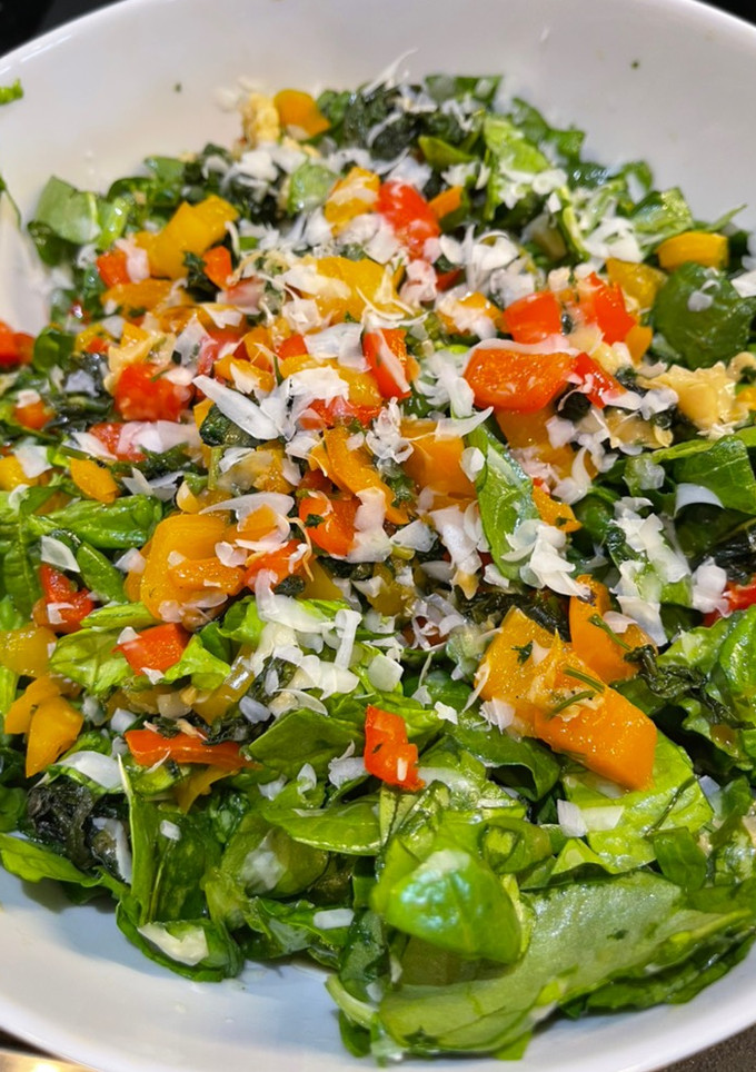 Una foto de 🥗 ENSALADA DE COLORES CON QUESO PECORINO🧀🥬🫑