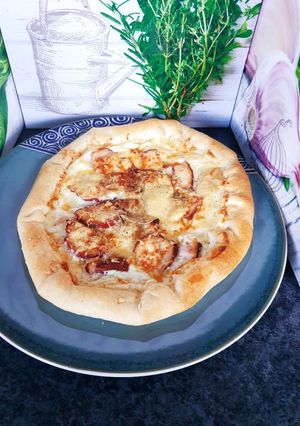 Une photo de Pizza 🍕 crousti crème fraîche lardons fromage et poulet fumé