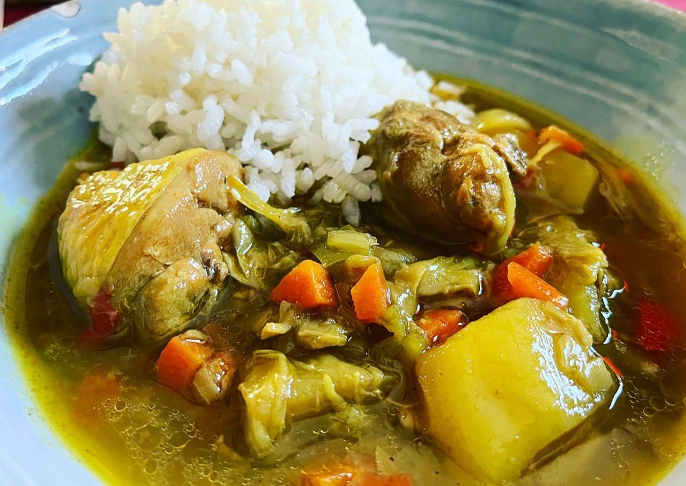 Guiso de pollo, alcachofas y otras verduras en olla de cocción lenta