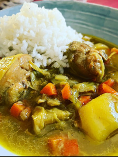 Una foto de Guiso de pollo, alcachofas y otras verduras en olla de cocción lenta