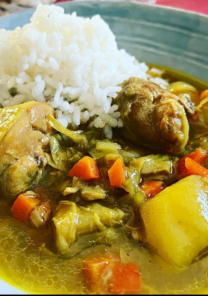 Una foto de Guiso de pollo, alcachofas y otras verduras en olla de cocción lenta