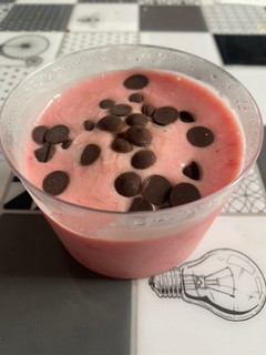 Una foto de Helado de plátano y fresas