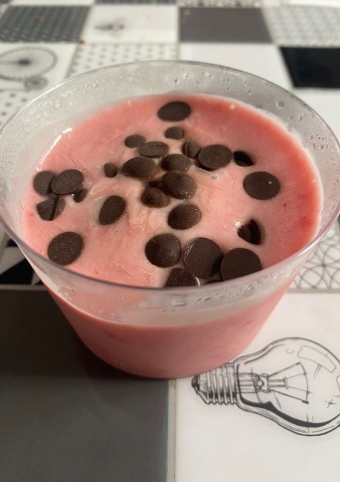 Una foto de Helado de plátano y fresas