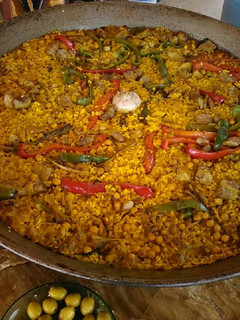 Una foto de Paella a la leña