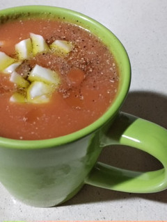 Una foto de Gazpacho con un toque de color