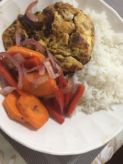 Una foto de Pollo a la plancha y verduras salteadas