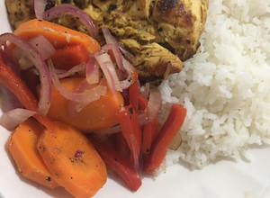 Una foto de Pollo a la plancha y verduras salteadas
