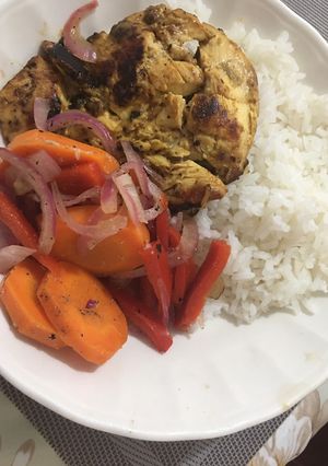 Una foto de Pollo a la plancha y verduras salteadas