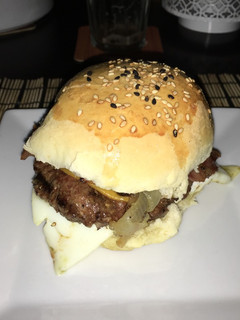 Una foto de Hamburguesas caseras con pan casero!❤️