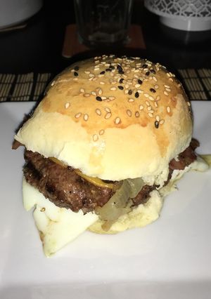 Una foto de Hamburguesas caseras con pan casero!❤️