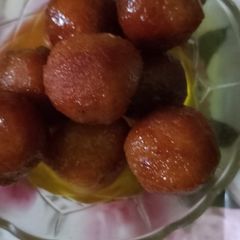 A picture of Gulab jamun.