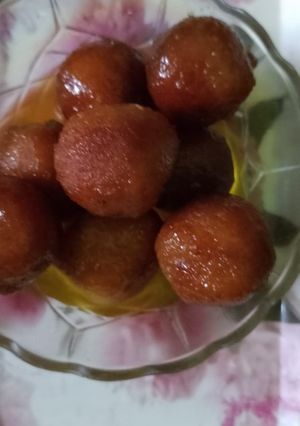 A picture of Gulab jamun.