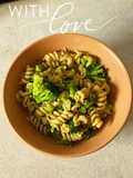 Paste integrale cu broccoli și sos de avocado cu usturoi și parmezan