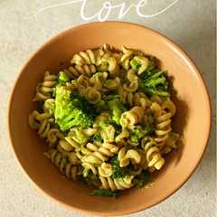 O poză a rețetei Paste integrale cu broccoli și sos de avocado cu usturoi și parmezan.