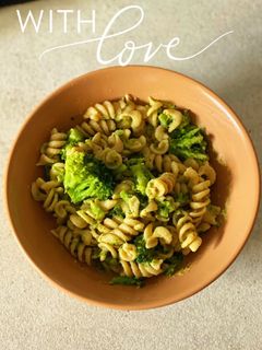O poză a rețetei Paste integrale cu broccoli și sos de avocado cu usturoi și parmezan.