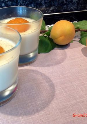Une photo de Panna cotta à la fleur d'oranger et abricots rôtis