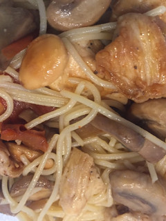Una foto de Fideos chinos con pollo y almendras