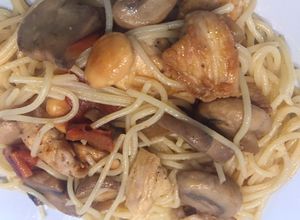 Una foto de Fideos chinos con pollo y almendras