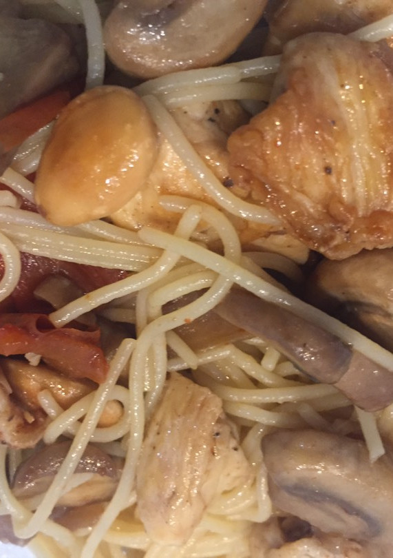 Una foto de Fideos chinos con pollo y almendras