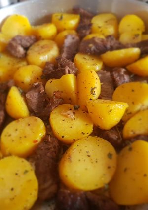 O poză a rețetei Carne de vită cu cartofi la cuptor.